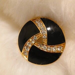 70s Trifari Brooch